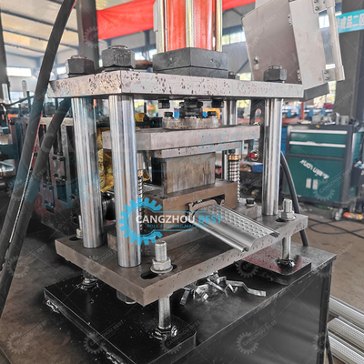หนาเหล็ก 0.8 มิลลิเมตร ความแตกต่างการสลักชัตเตอร์ โปรไฟล์ประตูม้วน Roll Forming Machine