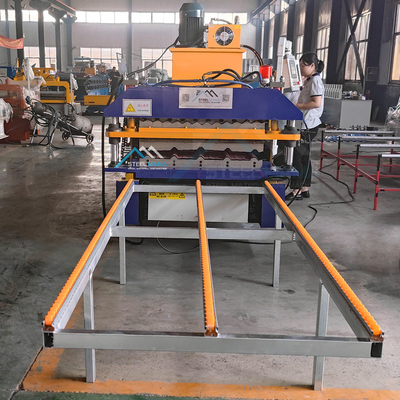 เครื่องปั้นม้วนหลังคาเหล็กชั้นสอง ด้วยพลังงาน 5.5 KW และสถานี 15-16 แห่ง