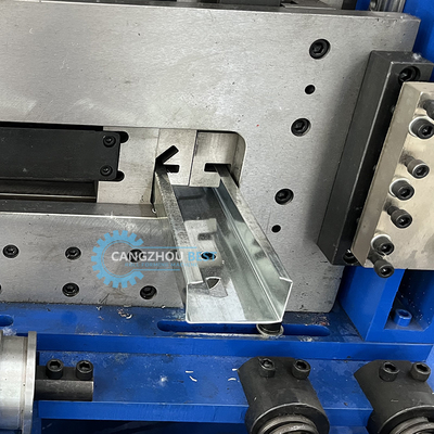 Plc Control C Z U Purlin Roll Forming Machine เครื่องเจาะและตัดแบบไฮดรอลิก